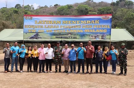 Foto bersama personel Lanal Malang latihan menembak.