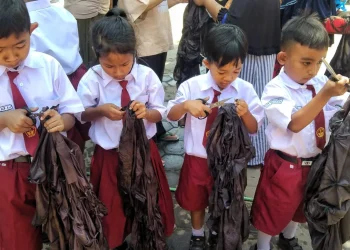 Asyiknya siswa siswi SDN Sengguruh Kepanjen Malang membatik. Hasilnya, batik itu akan menjadi seragam sekolah khas mereka.