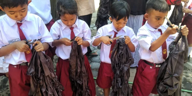 Asyiknya siswa siswi SDN Sengguruh Kepanjen Malang membatik. Hasilnya, batik itu akan menjadi seragam sekolah khas mereka.