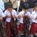 Asyiknya siswa siswi SDN Sengguruh Kepanjen Malang membatik. Hasilnya, batik itu akan menjadi seragam sekolah khas mereka.