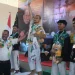 Ketua KONI Kota Batu Sentot Ari Wahyudi ikut merayakan raihan medali emas atlet tarung derajat.