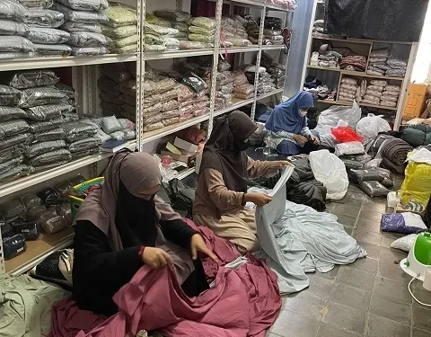 Aktivitas rumah produksi mukena Kimya yang ada di Malang.