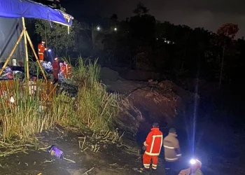 Petugas gabungan dari Damkarmat dan BPBD Kots Batu saat melakukan pemadaman di TPS Jalibar Kota Batu.