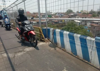 Jembatan Pelor Kota Malang yang mengalami keretakan di beberapa bagian konstruksinya.