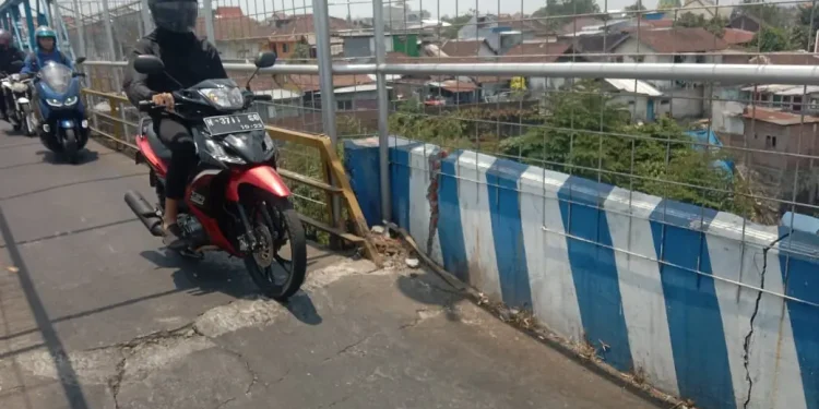 Jembatan Pelor Kota Malang yang mengalami keretakan di beberapa bagian konstruksinya.