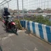Jembatan Pelor Kota Malang yang mengalami keretakan di beberapa bagian konstruksinya.