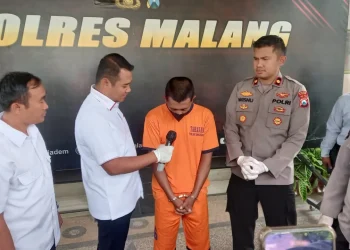 Tersangka Veri menjawab pertanyaan polisi saat konferensi pers di Mapolres Malang.