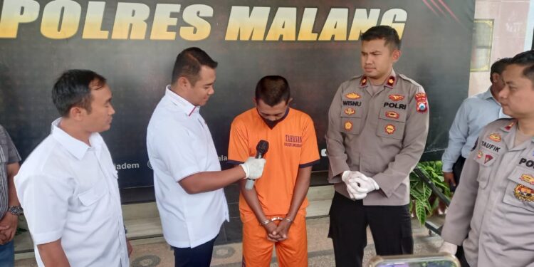 Tersangka Veri menjawab pertanyaan polisi saat konferensi pers di Mapolres Malang.