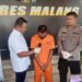 Tersangka Veri menjawab pertanyaan polisi saat konferensi pers di Mapolres Malang.
