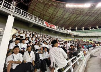 Para santri memadati tribun Stadion Gelora Bung Karno, Surabaya saat Timnas Indonesia melawan Turkmensitan.