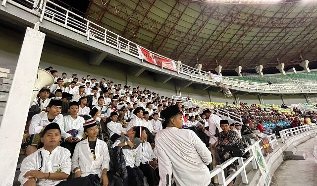 Para santri memadati tribun Stadion Gelora Bung Karno, Surabaya saat Timnas Indonesia melawan Turkmensitan.