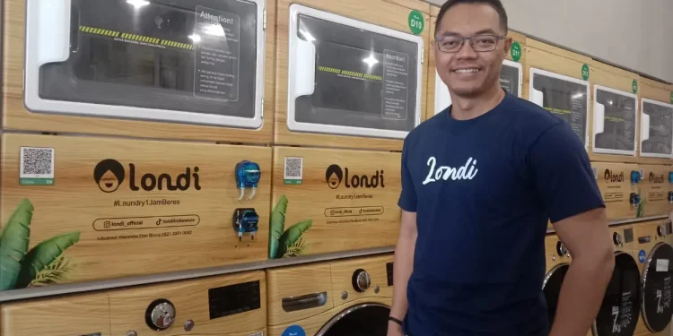 Founder Londi, Mas Mas Fredo Prima Yudha menunjukkan inovasi bisnisnya.