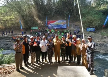 Acara bersih-bersih kali oleh Prajurit Lanal Malang yang juga dihadiri Wakil Bupati Malang.