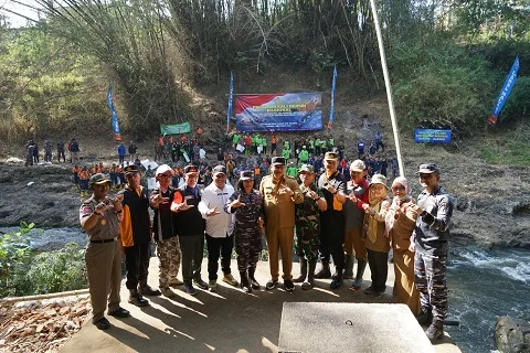 Acara bersih-bersih kali oleh Prajurit Lanal Malang yang juga dihadiri Wakil Bupati Malang.
