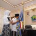 Sutiaji didampingi Widayati Sutiaji mencium bendera Kota Malang sebagai simbol perpisahannya di akhir jabatannya.