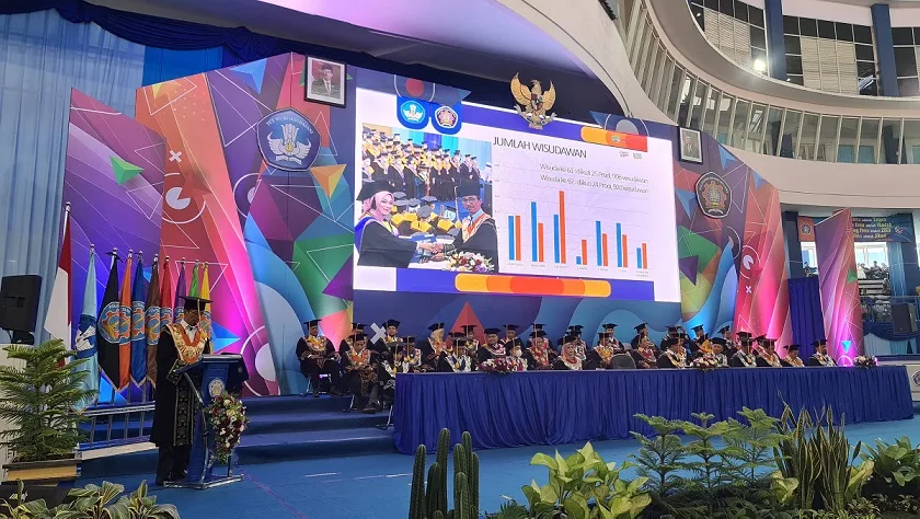 Suasana pengukuhan 920 wisudawan oleh Direktur Polinema.