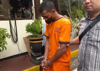 Tersangka Veri saat digelandang di Polres Malang.