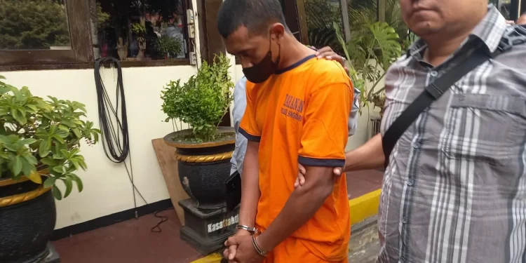 Tersangka Veri saat digelandang di Polres Malang.