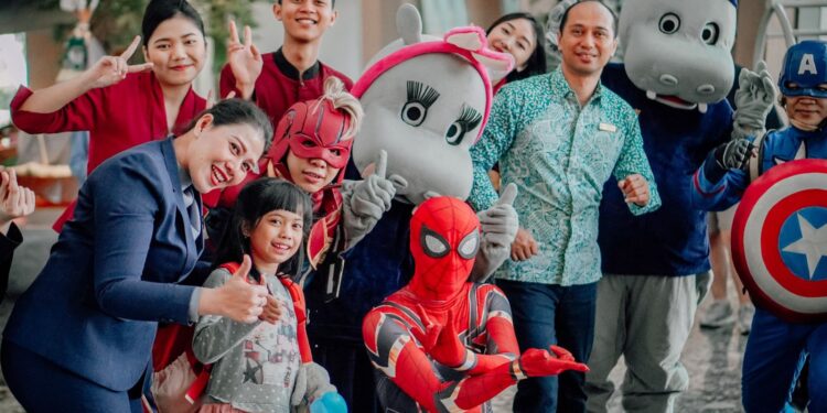Karakter Spiderman berfoto bersama dengan para Tamu Hotel Grand Mercure Malang Mirama.