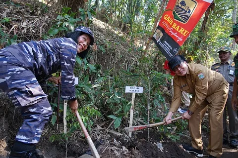 Wakil Bupati Malang, Drs H Didik Gatot Subroto SH MH bersama Kolonel Laut (KH/W) Dewi Lestari SPd M Tr Hanla MM CRHMP.