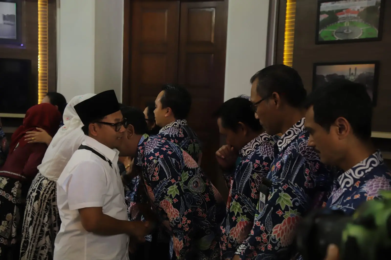 Sutiaji menyalami para ASN saat pamit dari Kota Malang.