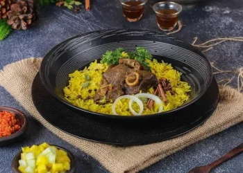 Nasi mandhi kambing, salah satu makanan khas Timur Tengah.