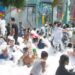 Pengunjung asyik bermain busa setelah ombak tsunami di Hawai Waterpark, Minggu (17/9/2023.