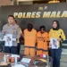 Polisi menunjukkan foto janin yang digugurkan oleh tersangka.