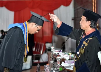 Pengukuhan wisudawan oleh Rektor UIN Malang.