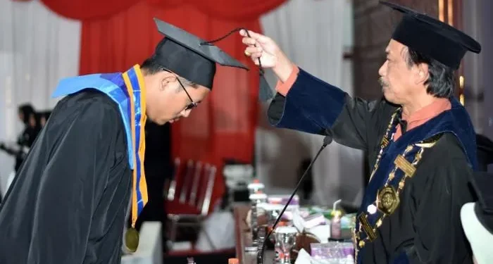 Pengukuhan wisudawan oleh Rektor UIN Malang.
