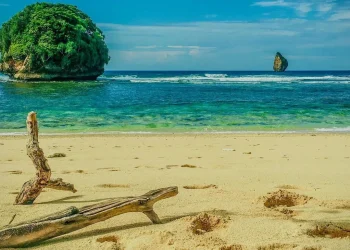 Potret Pantai Watu Leter.