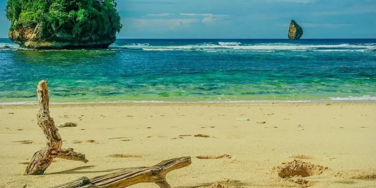 Potret Pantai Watu Leter.