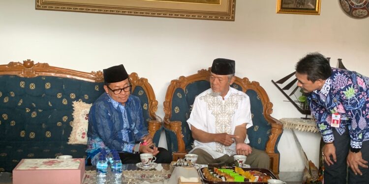 Wali Kota Malang Sutiaji bersama jajarannya bersilaturahmi ke kediaman mantan wali kota malang Suyitno.