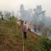 Petugas melakukan upaya pemadaman api yang membakar hutan di Desa Ngadas.