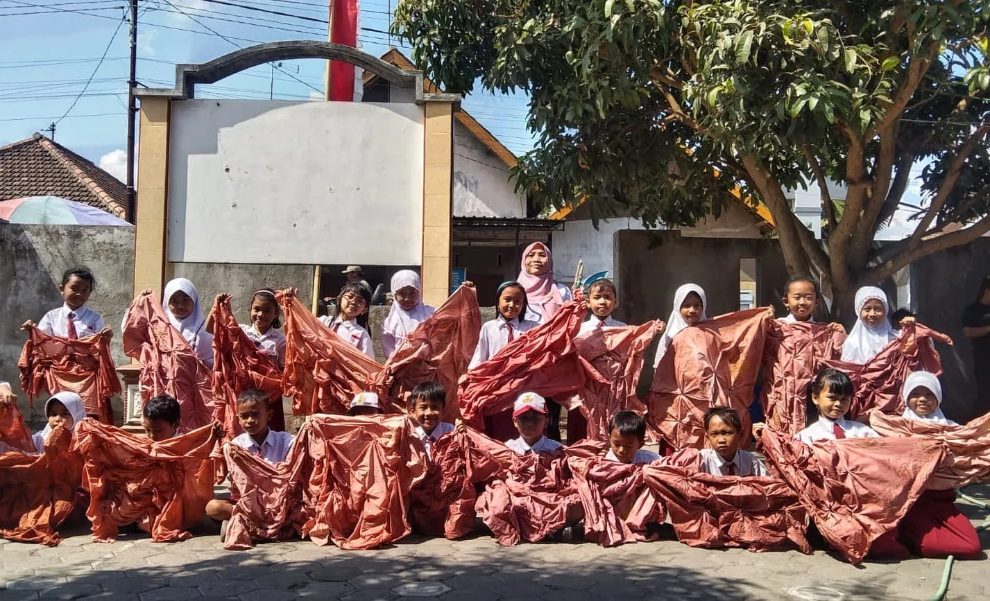 Keasyikan siswa siswi SDN Sengguruh Kepanjen Malang membatik. Hasilnya, batik itu akan menjadi seragam sekolah khas mereka.