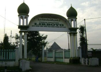 Gerbang menuju Pondok Pesantren Lirboyo.