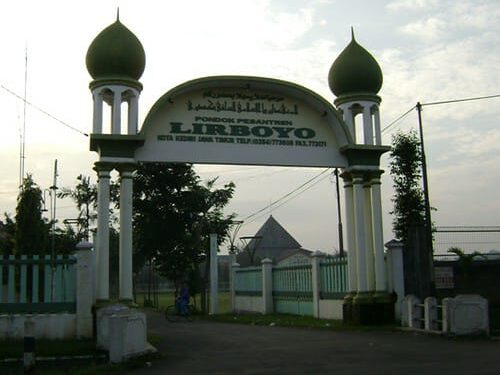 Gerbang menuju Pondok Pesantren Lirboyo.
