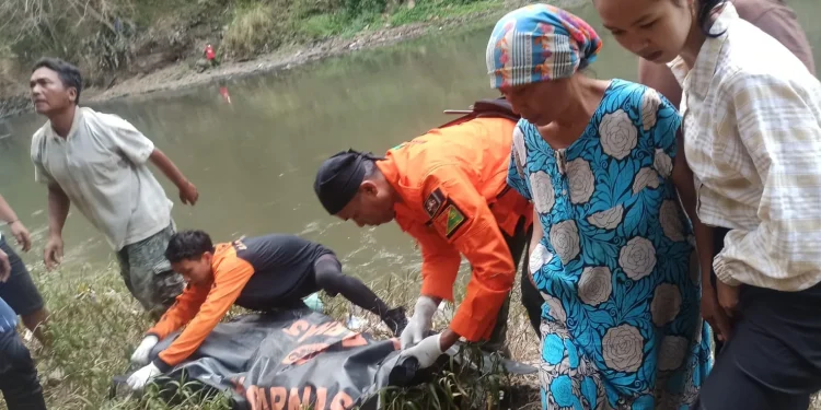 Petugas mengevakuasi jenazah korban.