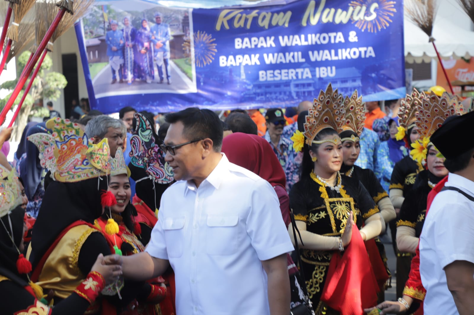 Ely Sofyan Edi menyalami para penari saat pamit dari Pemkot Malang. 