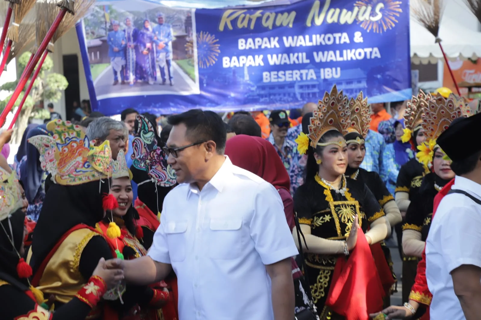 Ely Sofyan Edi menyalami para penari saat pamit dari Pemkot Malang.