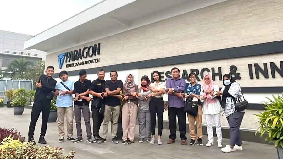 Jurnalis tugumalang.id M. Ulul AZmy (dua dari kiri) bersama Wartawan Gerakan Peduli Pendidikan (GWPP) saat berkunjung melihat aktivitas riset produk di R&D PT Paragon Technology and Innovation.