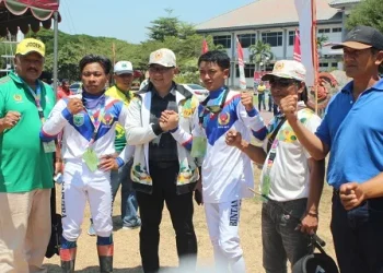 Pj Wali Kota Batu Aries Agung Paewai saat memberikan selamat kepada atlet peraih emas kontingen Kota Batu di ajang pembuka Porprov 2023.