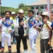 Pj Wali Kota Batu Aries Agung Paewai saat memberikan selamat kepada atlet peraih emas kontingen Kota Batu di ajang pembuka Porprov 2023.