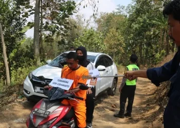 Tersangka melakukan rekonstruksi pencabulan dan penganiayaan.