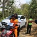 Tersangka melakukan rekonstruksi pencabulan dan penganiayaan.