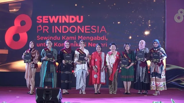 Humas Pegadaian meraih penghargaan Top 50 Kartini Humas Indonesia oleh Praktisi PR terkemuka, Prita Kemal Ghani  dalam acara perayaan Sewindu PR Indonesia yang diselenggarakan di Jakarta, Kamis (21/09/2023). 