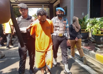 Tersangka Imam Suaidi digelandang di Polres Malang.