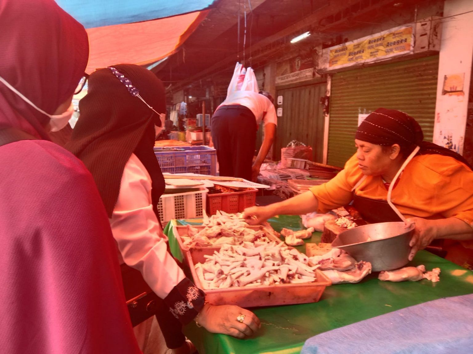 Salah satu penjual ayam segar di Pasar Besar Kota Malang. Perekonomian rakyat harus terus didukung dan dikembangkan. 