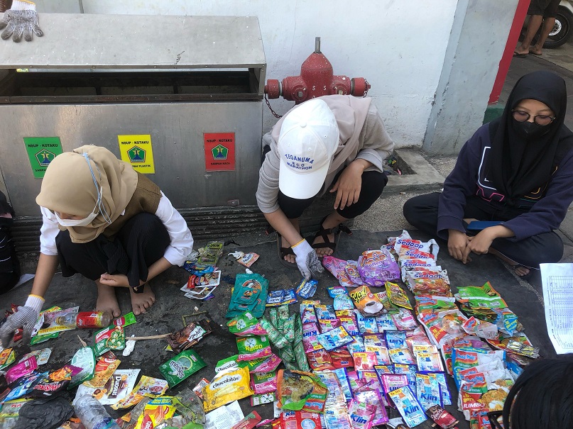 Pegiat lingkungan muda saat melakukan brand audit sampah plastik di Sungai Brantas kawasan Muharto yang menumpuk. 