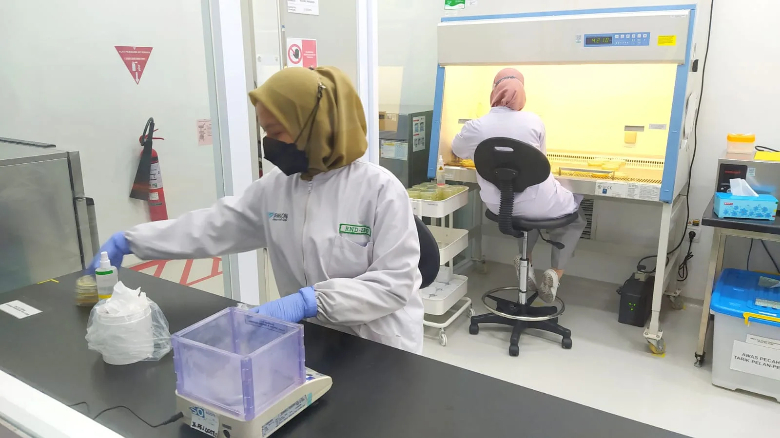 Kesibukan para peneliti di lanoratorium R&D Center PT Paragon PT Paragon Technology and Innovation.